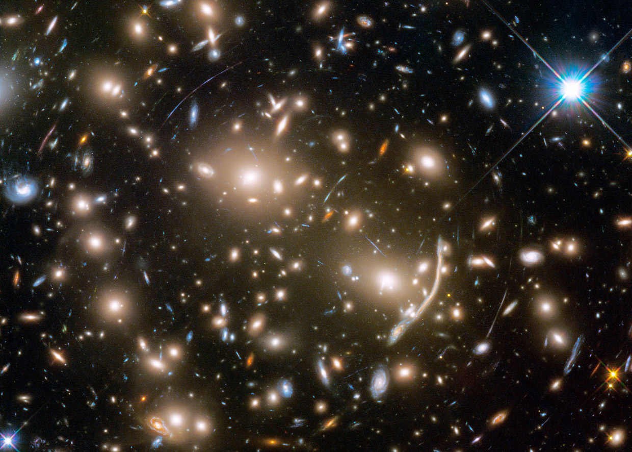 Галактический кластер Abell 370.